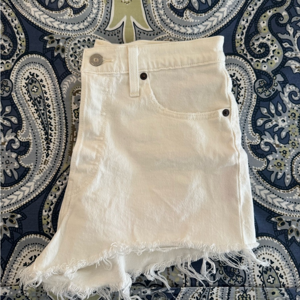 Women's White Denim Cutoff Shorts - Frayed Hem levi’s - Picture 3 of 3